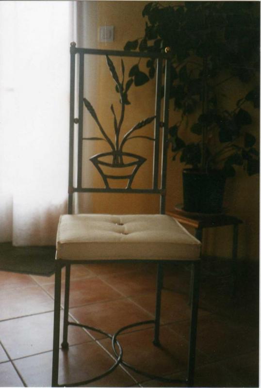 Chaise avec dossier floral en fer forgé 