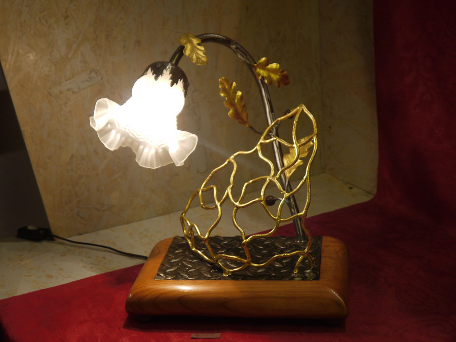 Lampe florale en fer et feuille d'or