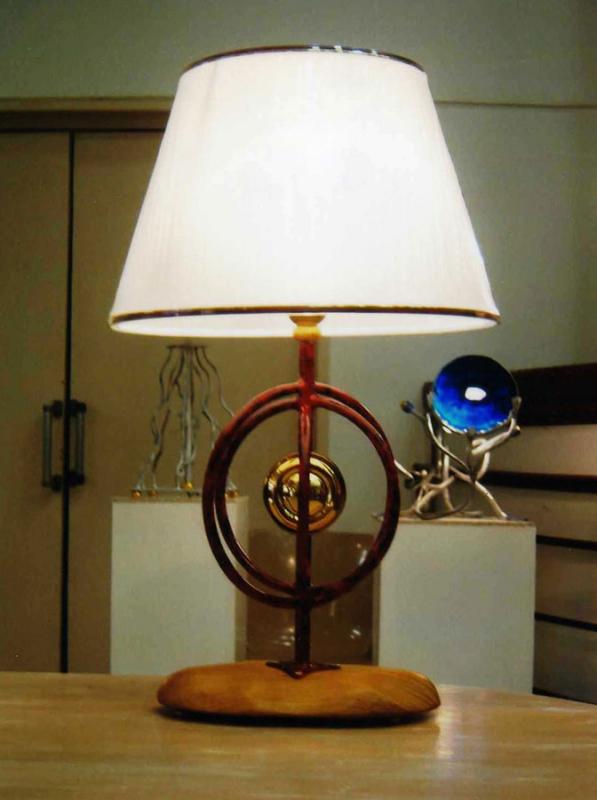 Lampe contemporaine en fer et bois