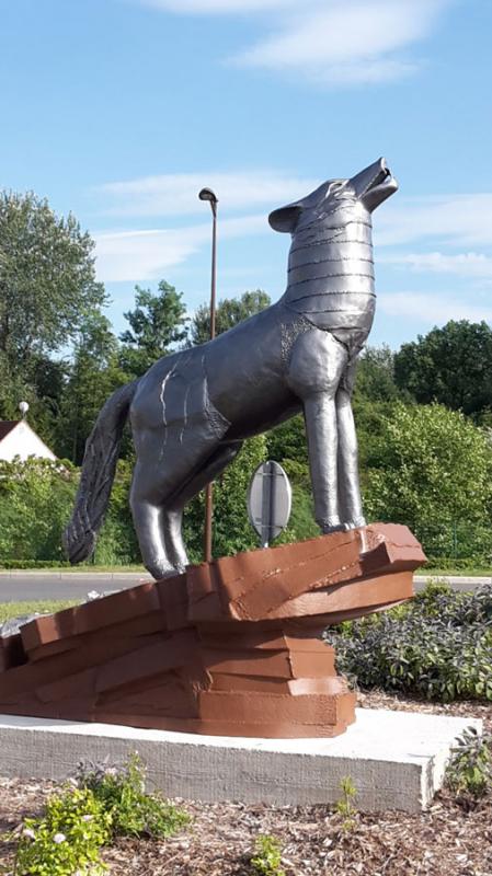 Sculpture de loup en métal
