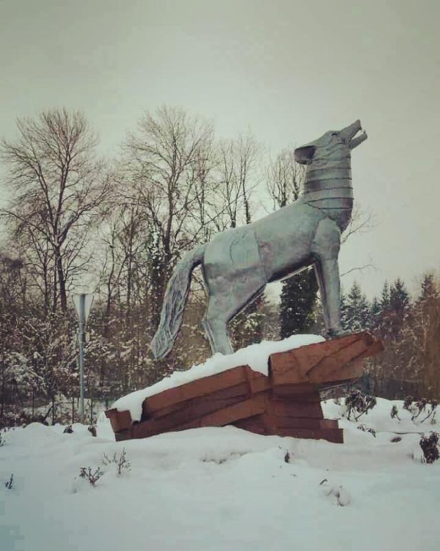 Loup en métal sous la neige
