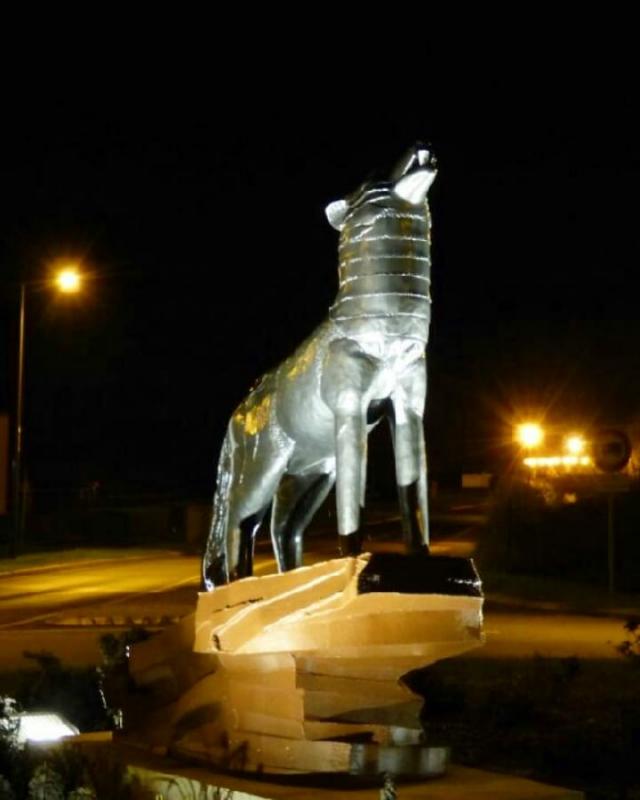 Loup en métal éclairé de nuit