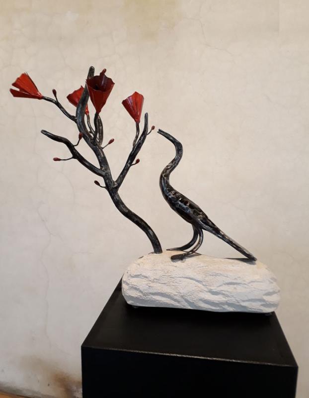 L'ibis sacré sur le rocher - sculpture d'oiseau en fer