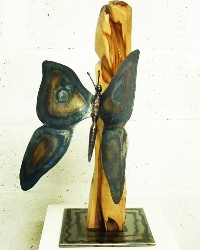 Sculpture de papillon sur sa branche